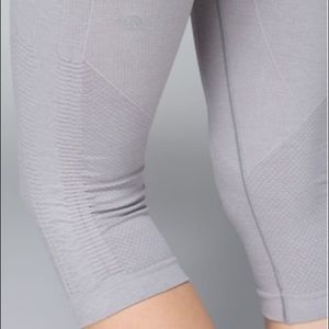 LULULEMON 🍋 In the Flow seamless crop- Size 6